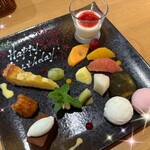 ルヴェール - ◉ デサート盛り合わせ
      　☘️ 果物やスィーツが散りばめられて
      　　宝箱のよう…素敵でした！