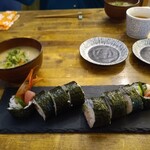 宇久 - 巻寿司(色々な具材)と粕汁