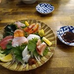 宇久 - 造りの盛り合わせ(甘エビ、タコ、イカ、ハマチ、鯛、サーモン、カンパチ、マグロ)