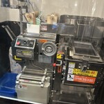 ひさまつ軒 - 店内に堂々鎮座するどでか製麺機