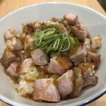 ひさまつ軒 - ガリバタチャーシュー丼400円。肉の量たっぷり！！ゴロゴロ出てきました。あまーいバターの香りに案外さっぱりなニンニク醬油タレ