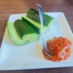 肉山 おおみや - キュウリのもろみ味噌添え
