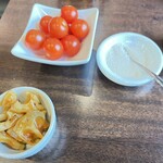 肉山 おおみや - プチトマト、レンコンと　肉用の塩