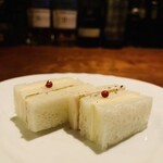 バー・ストランド - チャーム：ハムとチーズのサンドイッチ