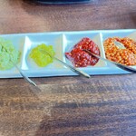 肉山 おおみや - 左から肉用特製ワサビ、柚子胡椒、コチジャン、マスタード