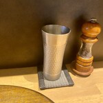 らぁ麺や 嶋 - 卓上の胡椒とお冷のグラス