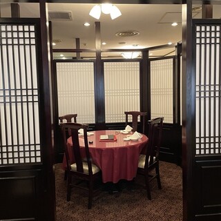 周りの目線を遮る囲い席もございます