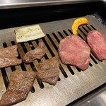 焼肉ホルモン酒場 陽真 - 脂が半端なく出ます