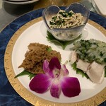 龍天楼 - （ファミリーコース）上：押し豆腐と春菊の和物　右下：蒸し鶏の特製ネギソース　左下：ハチノスのピリ辛煮込