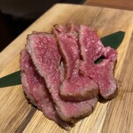 焼肉ホルモン酒場 陽真 - 塊肉はタタキで