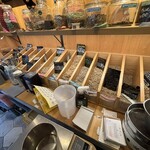 志村電機 珈琲焙煎所 - 焙煎前のコーヒ豆が丁寧に説明とともに見れます