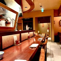 伊勢廣 京橋本店 - お一人様はカウンターへ。2人以上はテーブル席か座敷へ