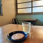 CAFE D-13、ときどき五味食堂 - はちみつレモネードとチョコチップクッキー