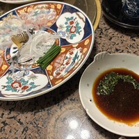 割烹 天ぷら 三太郎 - てっさ。ポン酢の皿がフグなのが可愛い
