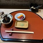 関西割烹 橘家 - 抹茶塩とお漬物とひじきの煮物の小鉢とデザートのわらび餅が来ました。