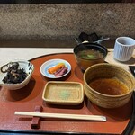 関西割烹 橘家 - 赤だしと天つゆが来ました。