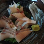 さぶろー - ちょうど影になってました。刺身はいつも新鮮です。