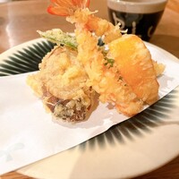 自家製粉石臼挽きうどん 青空blue 本店 - 海老、山芋、万願寺唐辛子、柿の天ぷら