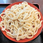 とん汁うどん だっぺ - 平打ち縮れうどん
      芯のないモチモチ食感
