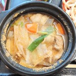 とん汁うどん だっぺ - 土鍋で熱々のとん汁
      味噌がガツンと前面にくる味付け