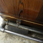 鯉とうなぎのまるます家 - カウンター足元