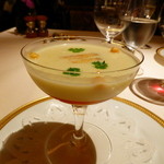 アピシウス - ホワイトアスパラガスとコンソメジュレの冷製スープ