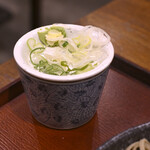 嵯峨谷 -  【もりそば(250g)@税込450円】薬味＆つゆ