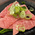 闇市 - 【黒毛　特上カルビ】980円