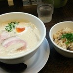 豚ＣＨＩＫＩしょうゆラーメン750円 みつ葉飯 しめじめんま貝柱チャーシュー200円 