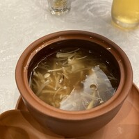 後楽園飯店 - 蟹肉入りフカヒレスープ、最高です。