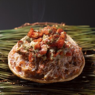 さりげなく技法を凝らして。シンプルに見えて手の込んだ品に瞠目