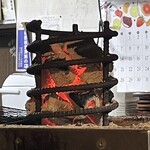 焼きもの家 慶 - 焼き台の上に鎮座する炭火の塔が目につく^_^