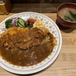 キッチンぶるどっく - カツカレーと味噌汁