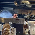 焼きもの家 慶 - 炭火の塔は正月飾りではなく、鮎みたいな串焼きを周囲に立てて炙るためのもので、持続時間を試しているところだとか