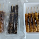 四代目 伊勢たがねみたらし やじろ兵衛 - 左から 味噌みたらし、黒ゴマみたらし、たがねみたらし