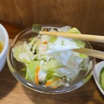 キッチン ブルー グローブ - サラダをいただく