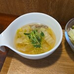 キッチン ブルー グローブ - 白菜スープのアップ