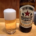 天ぷらとワイン 小島 - 瓶ビールは「赤星」の大瓶だ。