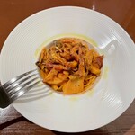 Dish&Wine CRIB - 燻製ベーコンと根菜のトマトクリームパスタ