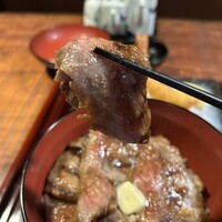赤坂 津つ井 総本店 - ビフテキ丼の牛肉