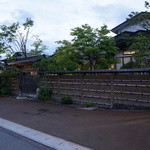 稲庭うどん処 佐藤養助 養心館 - 正面入口まで、車で乗り入れ出来ます。