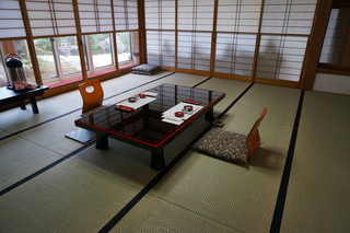 Inaniwa Udondo Korosatou Yousukeyoushinkan - 室内から日本庭園が見えます。