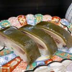 たつみ寿司 - “松前巻き”。初めて食します。昆布が分厚いですがメチャクチャ柔らかく、見た目より格段にアッサリといただけます。ここだけでしか味わえないのでは…。ご当地ならではの名物寿司の代表格です！