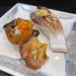 たつみ寿司 - 手前“サザエ”、“ゴマサバ”。いずれもトッピングあり。これも新鮮な味わい！勿論抜群に美味い。