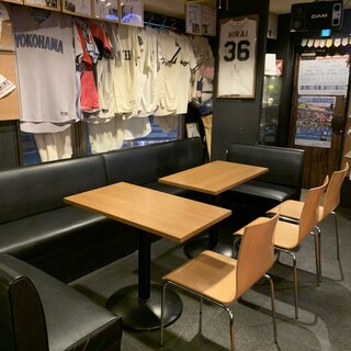 手前のBOX席でテーブルを合わせると１２人くらいは座れます。