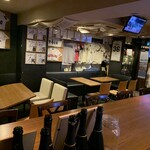 スポーツバー BASE - カウンターから入り口付近