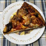 ブーランジェリー スドウ - オリーブオイルで炒めた茄子とソーセージのピザ