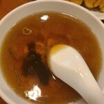 ホワイト餃子 - スープは濃い味わい