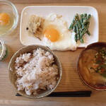 トーコーキッチン - 目玉焼き 副菜二品、豚汁 ご飯  + 納豆  + 生卵