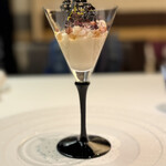 メイ - 3皿目
      パースニップ（白ニンジン）のムースとピクルス、アオリイカ、白レモン、エシャロット。